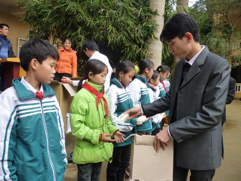 Nhà báo Bùi Khương, Trưởng ban Ban Bạn đọc báo Điện tử Giáo dục Việt Nam trao quà cho học sinh Vinh Tiền